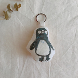 wootopia 企鵝寶寶(黑）手繪吊飾（可客製） 第1張的照片