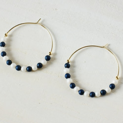 white×navy beads pierce 3枚目の画像