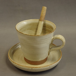 白釉のカップ・お皿・マドラー『純喫茶くりいま』 1枚目の画像