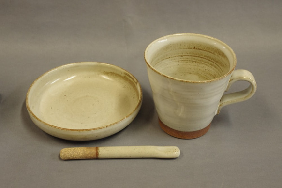 白釉のカップ・お皿・マドラー『純喫茶くりいま』 2枚目の画像