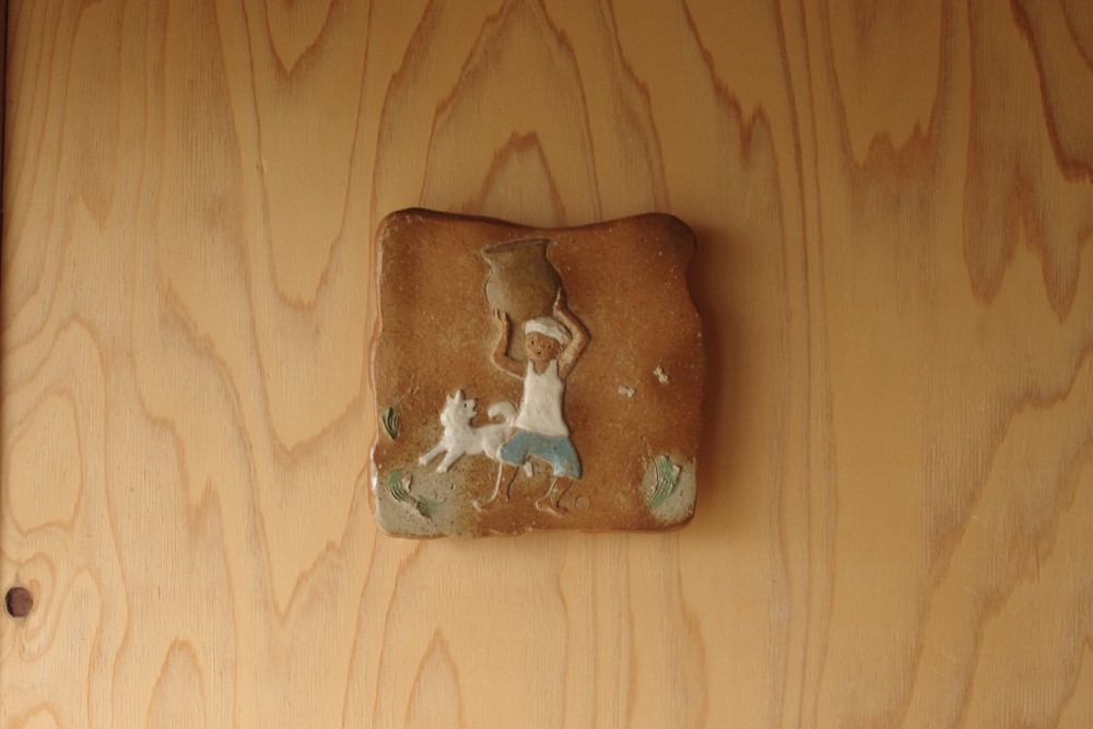 壁掛け陶板「水汲みの少年」