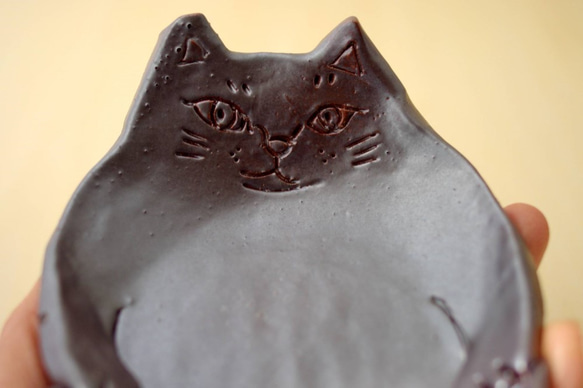 陶器　猫のお皿（灰釉・鉄釉）2枚組 4枚目の画像