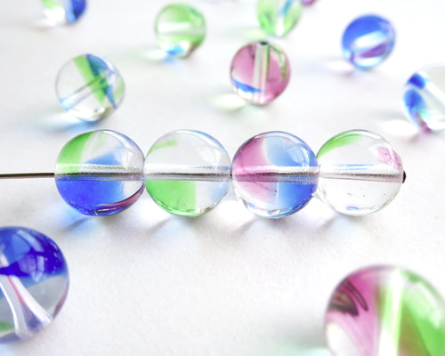 虹色チェコビーズのチャーム　ハンドメイドアクセサリーパーツ 0_e005e210c8d543e3ee4394e54e31