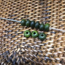 ウッドビーズ（wooden beads）モスグリーン　4*6mm　10pcs 2枚目の画像