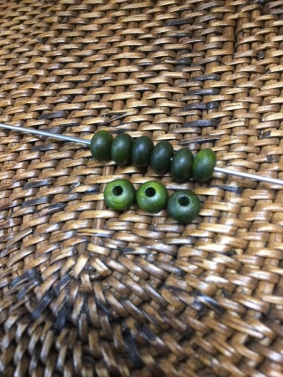 ウッドビーズ（wooden beads）モスグリーン　4*6mm　10pcs 2枚目の画像