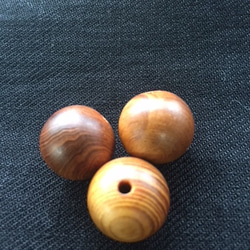 ウッドビーズ（wooden beads）屋久杉（ヤクスギ）15mm　1pcs 2枚目の画像