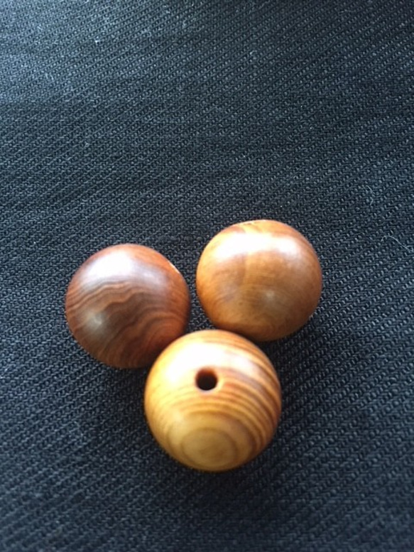 ウッドビーズ（wooden beads）屋久杉（ヤクスギ）15mm　1pcs 2枚目の画像