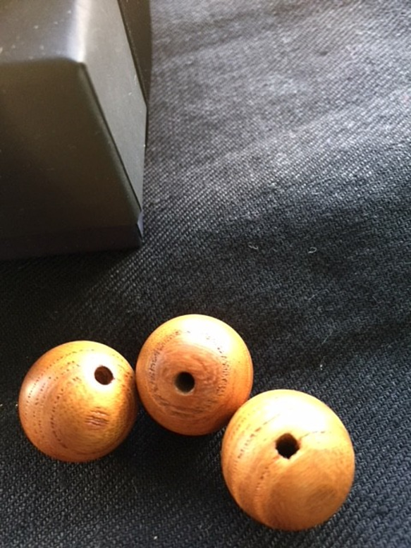 ウッドビーズ（wooden beads）欅（ケヤキ）17*18mm　3pcs 1枚目の画像