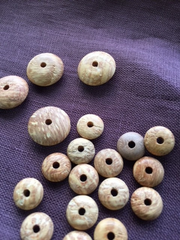 ウッドビーズ（wooden beads）栂（トガ）3.5＊8.5mm　10pcs 1枚目の画像