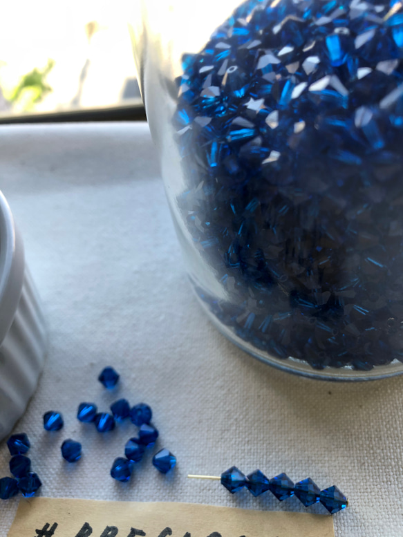 ＊カットチェコガラスビーズ（grass beads）5㎜　100pcs　カプリブルー（CAPRI BLUE) 4枚目の画像