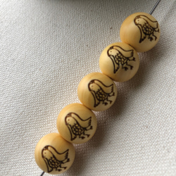 アマビエ　ウッドビーズ（wooden beads）　榧（カヤ）12mm　1pcs（ハンドメイド・ブレスレット・ストラップ 4枚目の画像