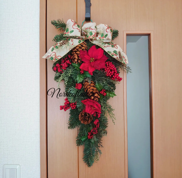 大きめリボンがかわいい　クリスマススワッグ 　アーティフィシャルフラワー(造花) 約58㎝　ベリーとポインセチア　 1枚目の画像