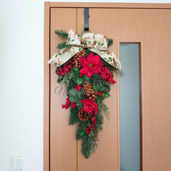大きめリボンがかわいい　クリスマススワッグ 　アーティフィシャルフラワー(造花) 約58㎝　ベリーとポインセチア　 2枚目の画像
