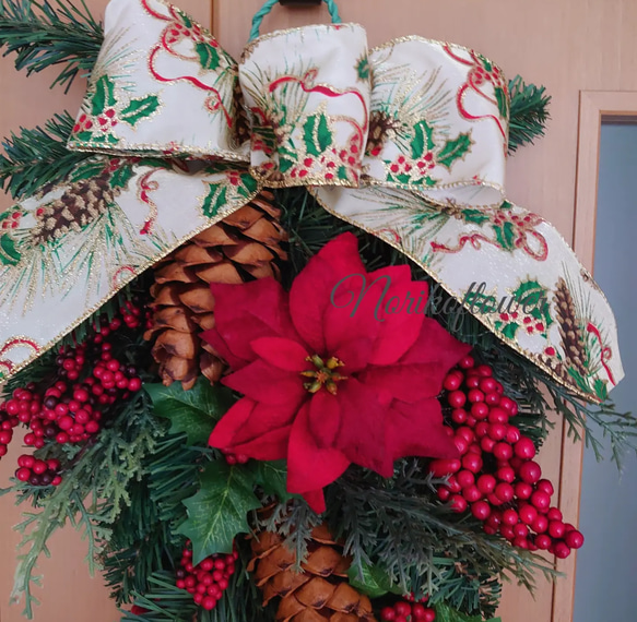 大きめリボンがかわいい　クリスマススワッグ 　アーティフィシャルフラワー(造花) 約58㎝　ベリーとポインセチア　 3枚目の画像