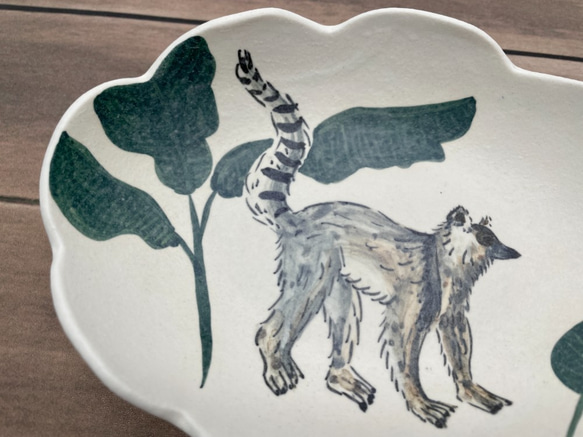 陶瓷花邊深盤 森林裡的環尾狐猴 第2張的照片