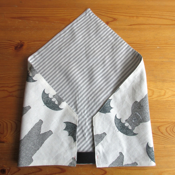 リバーシブル大人用三角巾 クマ×ストライプ 2枚目の画像