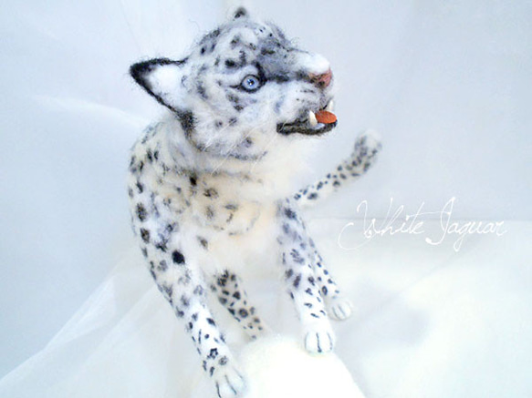 羊毛フェルトユキヒョウのフェルトバック