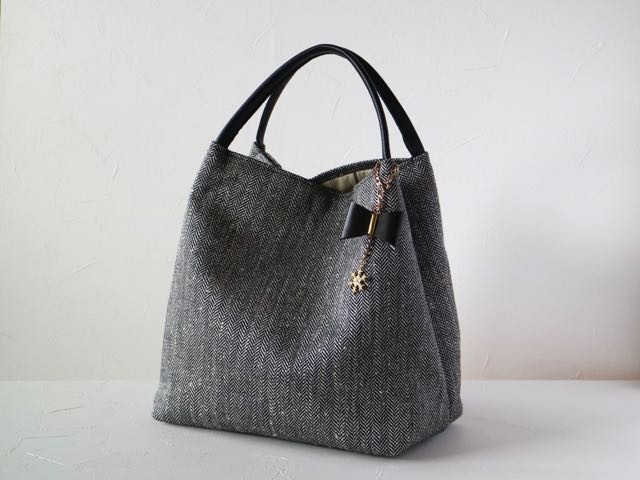 シルクウールヘリンボン　持ち手レザー　トートバッグ　リボンチャーム付き