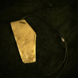 五角形の細長い真鍮ロングネックレス 3枚目の画像