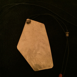 五角形の細長い真鍮ロングネックレス 4枚目の画像