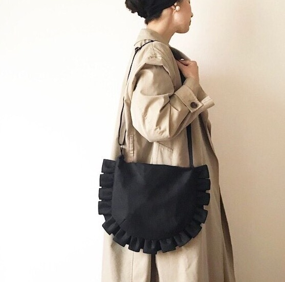 【受注生産】 frill shoulder bag （Black） 1枚目の画像