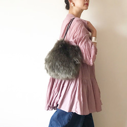 【soldout】 2way eco fur mini bag（カーキ） 2枚目の画像