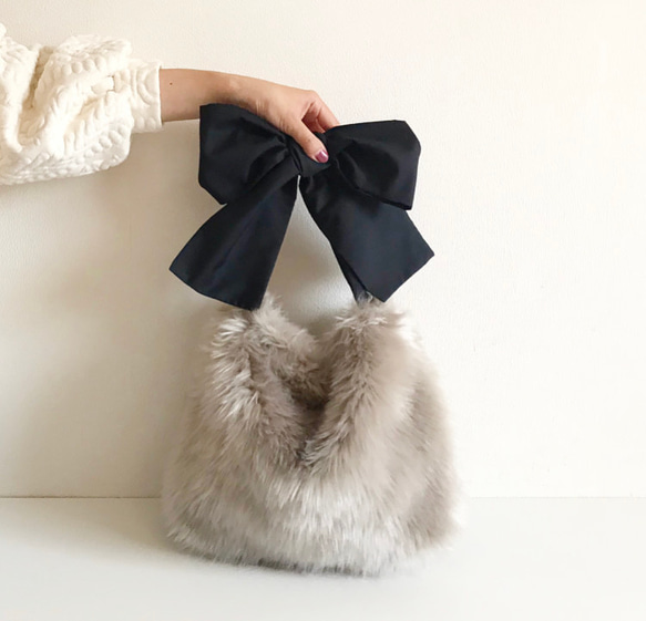 【受注生産】 3way eco fur ribbon tote bag（グレージュ×ブラック） 1枚目の画像