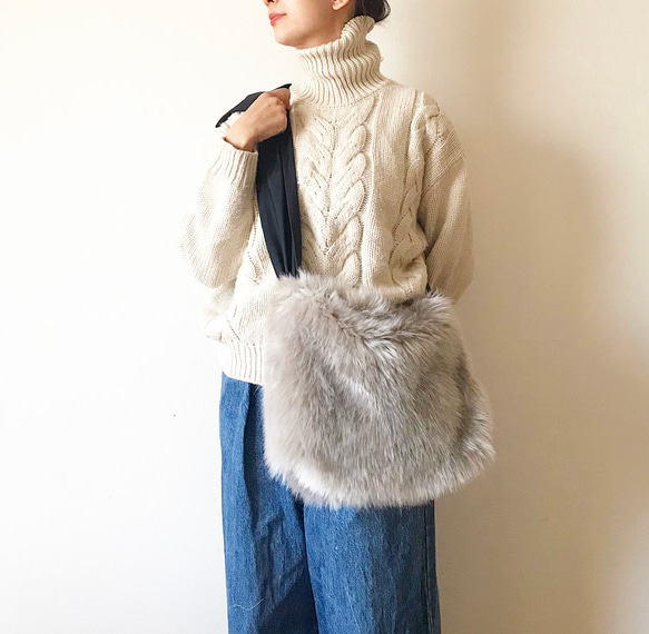 【受注生産】 3way eco fur ribbon tote bag（グレージュ×ブラック） 4枚目の画像