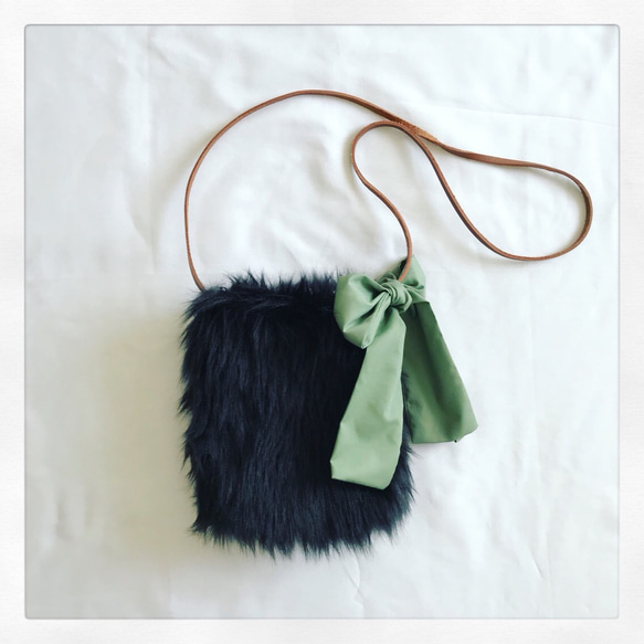 fake fur ribbon mini pochette BLACK 1枚目の画像