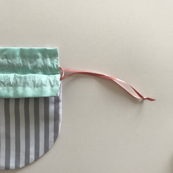 round pouch（グレーストライプ×アーモンドピンク） 2枚目の画像