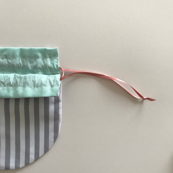 round pouch（グレーストライプ×アーモンドピンク） 2枚目の画像