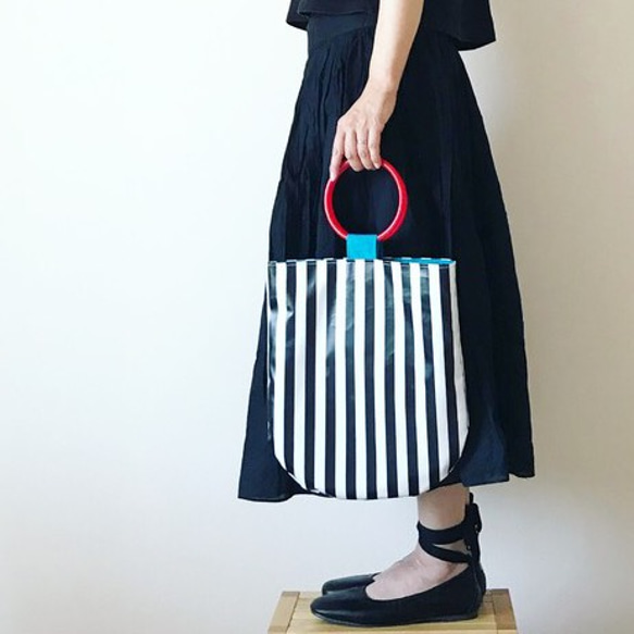 【受注生産】laminate round bag （monotone stripe） 1枚目の画像