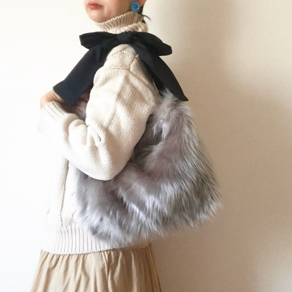 【冬物SALE2/25まで】 3way eco fur ribbon tote bag（シルバーグレー） 2枚目の画像