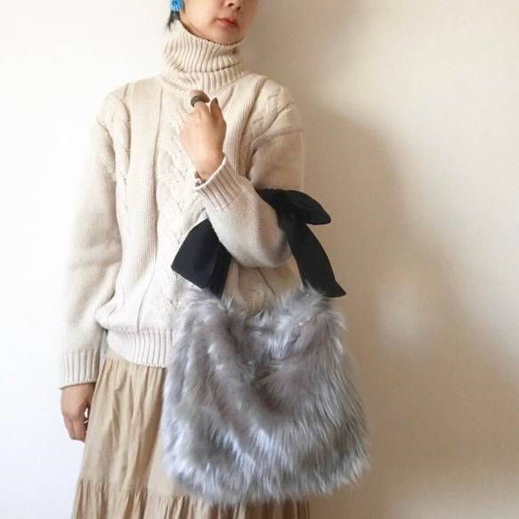 【冬物SALE2/25まで】 3way eco fur ribbon tote bag（シルバーグレー） 3枚目の画像