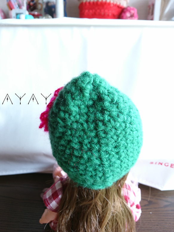 レミン&ソラン、メルちゃんとんがり帽。濃いグリーンのつむぎ糸。大きなお花のモチーフで！ 3枚目の画像