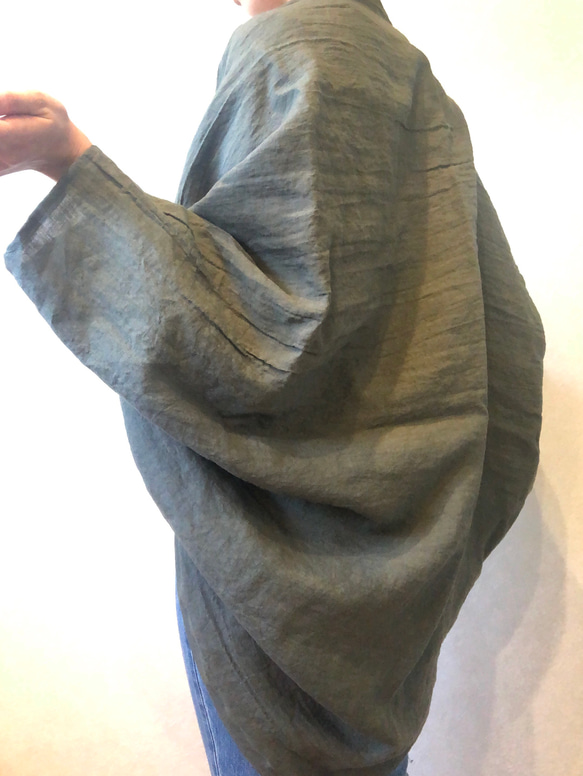 受注製作 国産リネンのサッと羽織れるたっぽりカーディガン カーキ 3枚目の画像