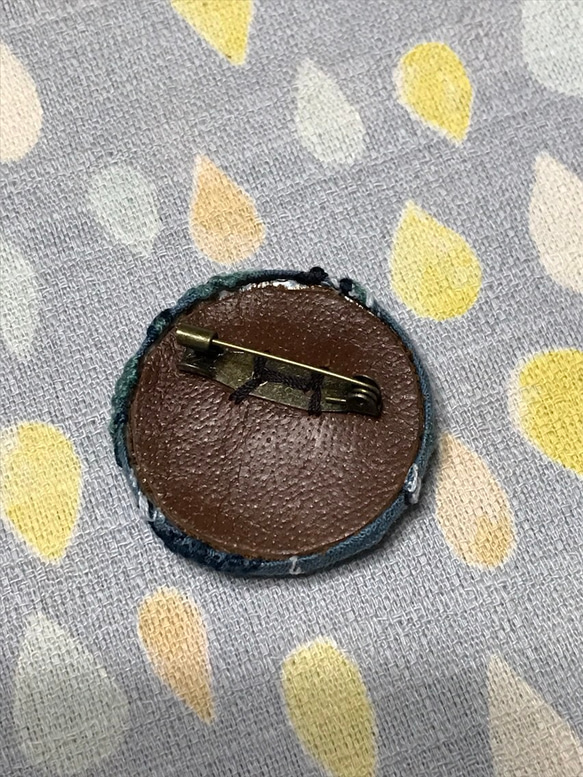 ミナペルホネン くるみボタンブローチレース刺繍 2枚目の画像