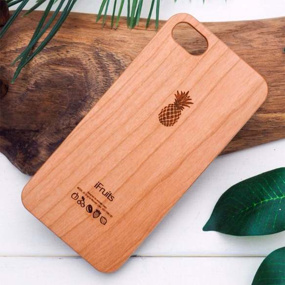 iPhone木製ケース アイフルーツ パインモデル (名入れ+700円) 1枚目の画像