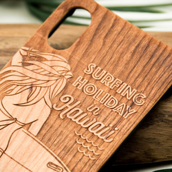 iPhone木製ケース サーフガール 3　(名入れ可 +700円) 3枚目の画像