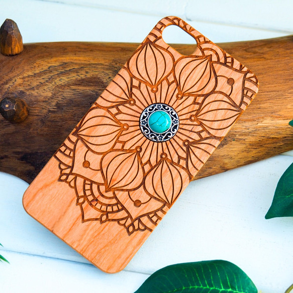 iPhone木製ケース　マンダラ柄　チャーム付き（名入れ可+700円） 1枚目の画像