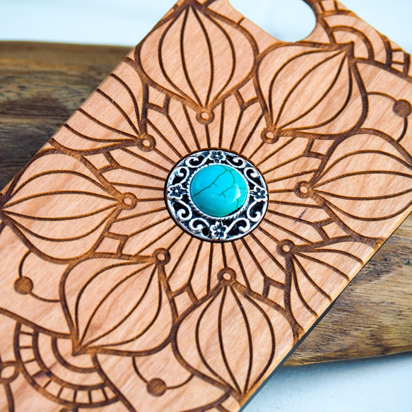 iPhone木製ケース　マンダラ柄　チャーム付き（名入れ可+700円） 2枚目の画像