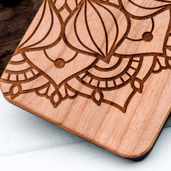 iPhone 木製ケース　マンダラ柄　サイド彫刻　（名入れ可+700円） 2枚目の画像