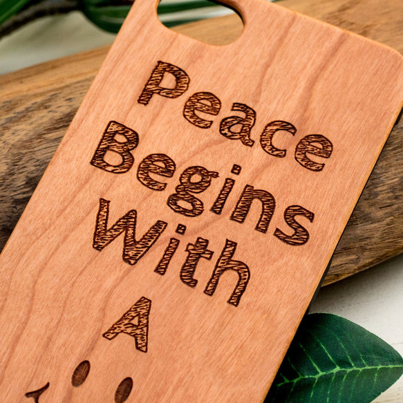 iPhone木製ケース Peace Begins With A Smile (名入れ可+700円) 3枚目の画像