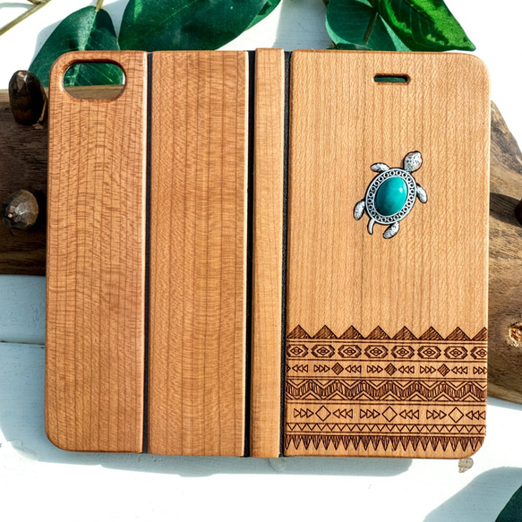 iPhone 手帳型　天然木彫刻ケース　ホヌチャーム　(名入れ可+700円） 1枚目の画像
