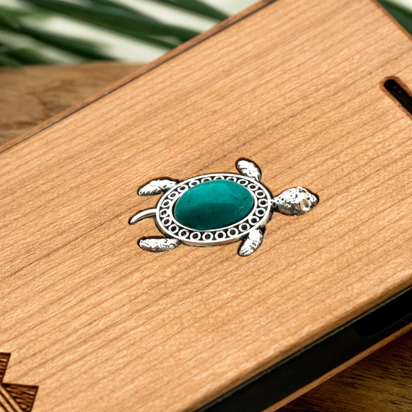 iPhone 手帳型　天然木彫刻ケース　ホヌチャーム　(名入れ可+700円） 2枚目の画像