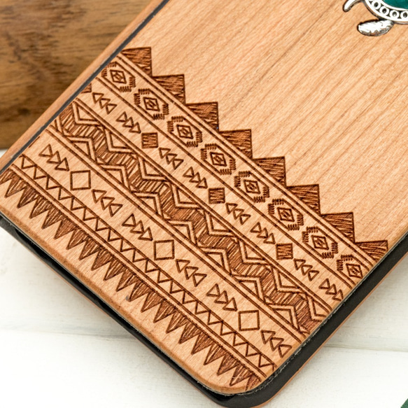 iPhone 手帳型　天然木彫刻ケース　ホヌチャーム　(名入れ可+700円） 3枚目の画像