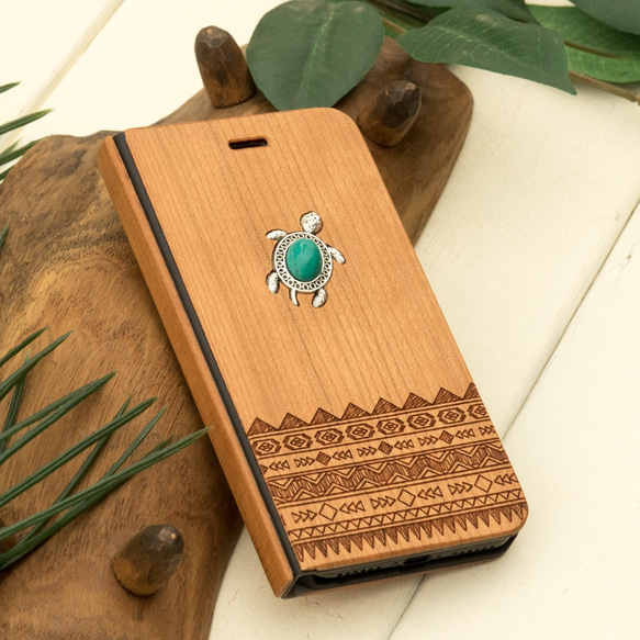iPhone 手帳型　天然木彫刻ケース　ホヌチャーム　(名入れ可+700円） 4枚目の画像