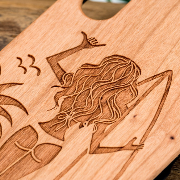 iPhone木製ケース サーフガール6 (名入れ可+700円) 2枚目の画像