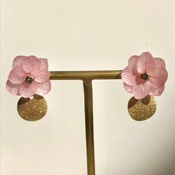 桜色のアジサイピアス・イヤリングゴールドチャーム 3枚目の画像