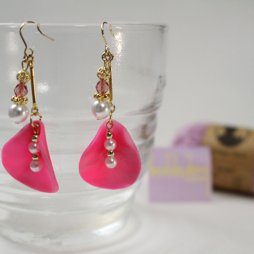 ショッキングピンク花びらピアス ピアス（フック・チェーン） Bolasaeg 